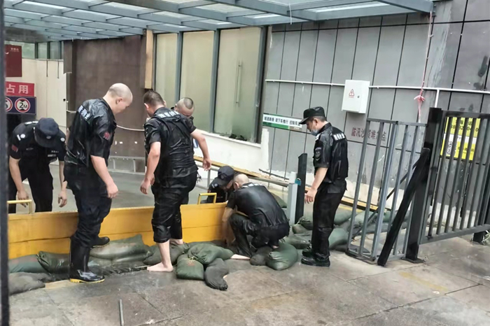 雨中堅(jiān)守護(hù)家園，筑牢汛期安全墻(圖9)