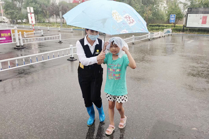 雨中堅(jiān)守護(hù)家園，筑牢汛期安全墻(圖13)