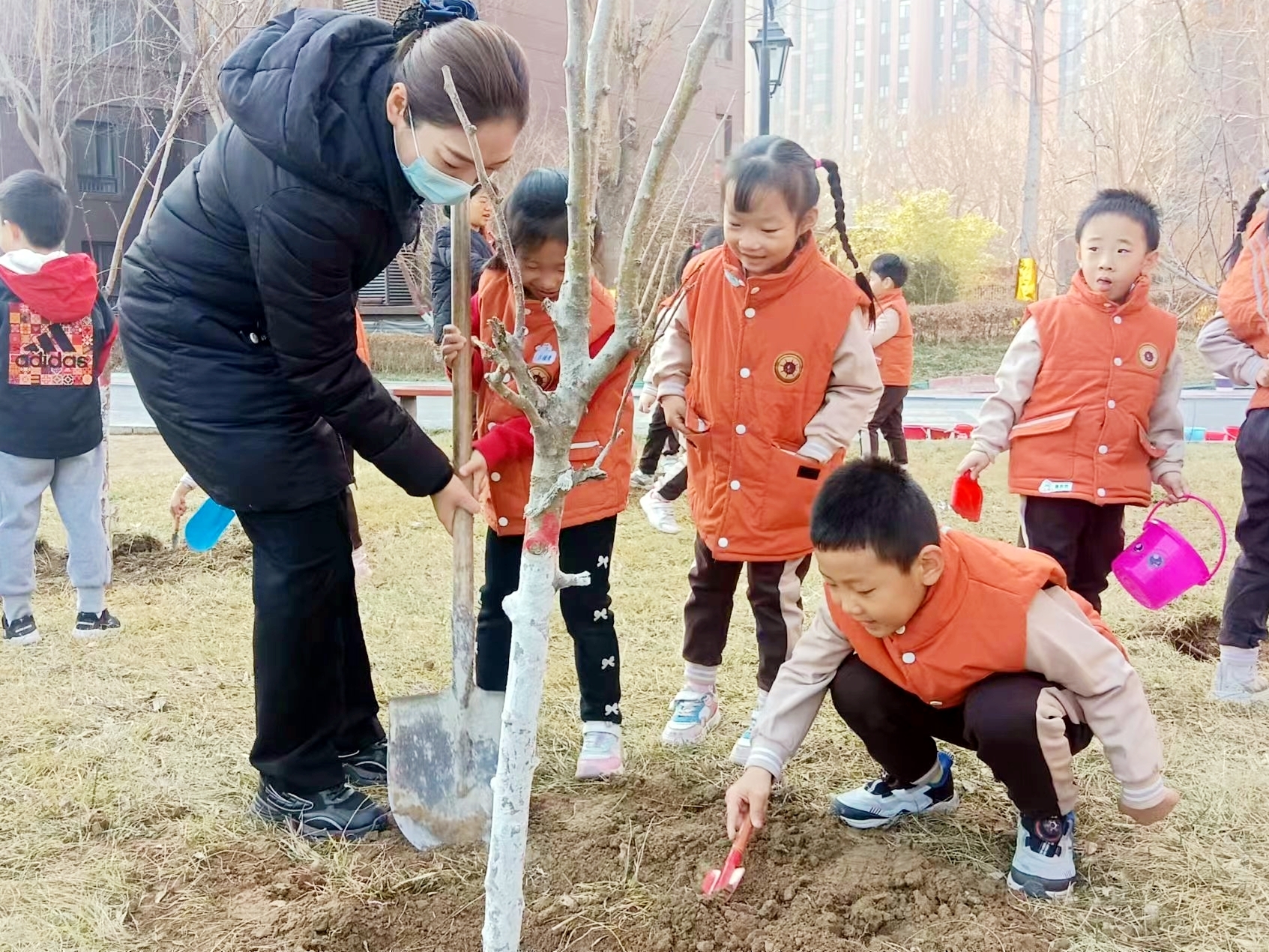 和美睦鄰+ | 隆泰物業(yè)綠色家園植樹節(jié)活動(dòng)精彩有你(圖4)